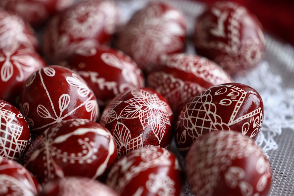 Θεσσαλονίκη: Πασχαλινά αβγά με κερί - Η γυναίκα που αναβιώνει το έθιμο Περδίκα έκανε μαθήματα ζωγραφικής αβγών σε ΚΑΠΗ