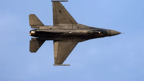 Δύο μαχητικά αεροσκάφη των ΗΠΑ καταρρίφθηκαν στο Ιράν και τον Κόλπο, με την Τεχεράνη να αναζητά έναν αγνοούμενο πιλότο