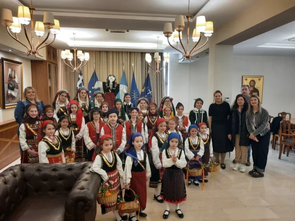 Τα κάλαντα του Λαζάρου έψαλλαν στη Δήμαρχο Σερρών παιδιά και μέλη των Πολιτιστικών Συλλόγων