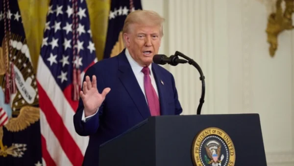 Ο πρόεδρος των ΗΠΑ Τραμπ επιβάλλει νέους τελωνειακούς δασμούς ως και 100% σε εισαγόμενα φάρμακα